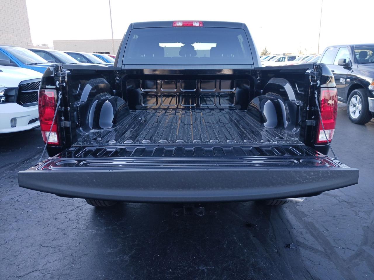 2023 RAM 1500 Classic HTD SEATS & WHEEL / RMT START / BLACK APPEARANCE Photo