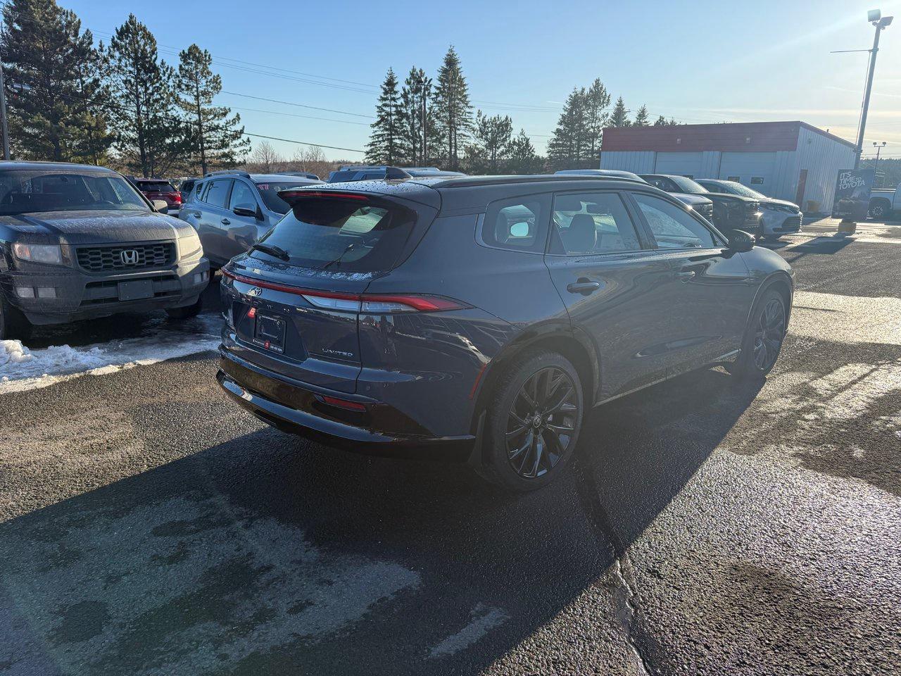 2025 Toyota Crown Signia Limited Photo4