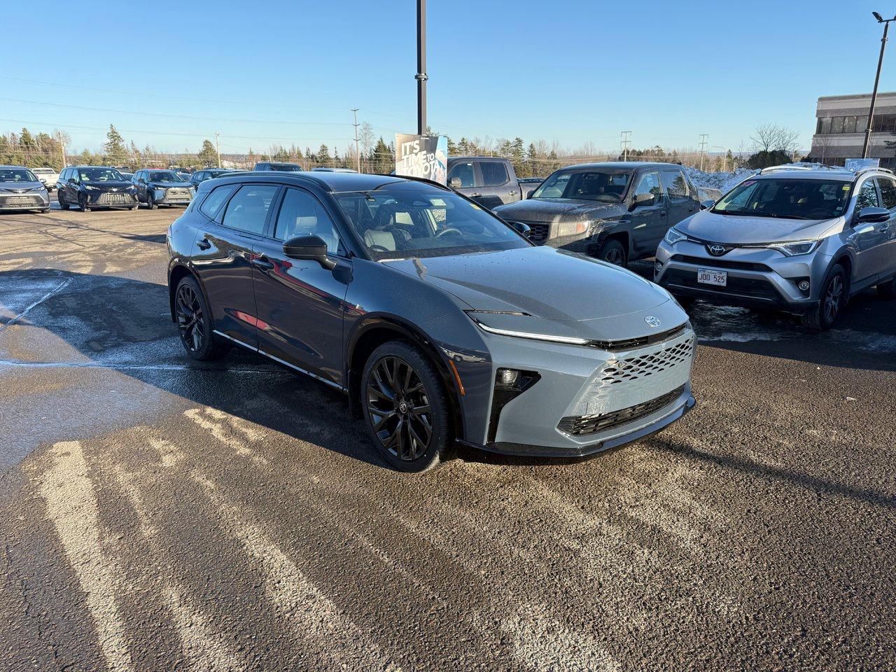 2025 Toyota Crown Signia Limited Photo2