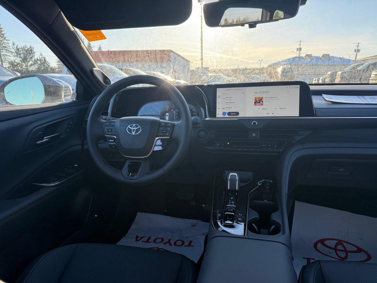 2025 Toyota Crown Signia Limited Photo