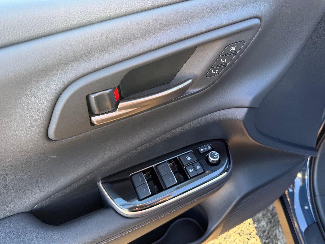 2025 Toyota Crown Signia Limited Photo