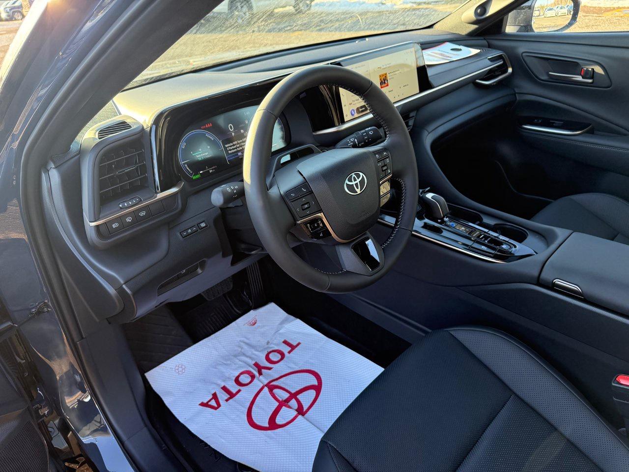 2025 Toyota Crown Signia Limited Photo