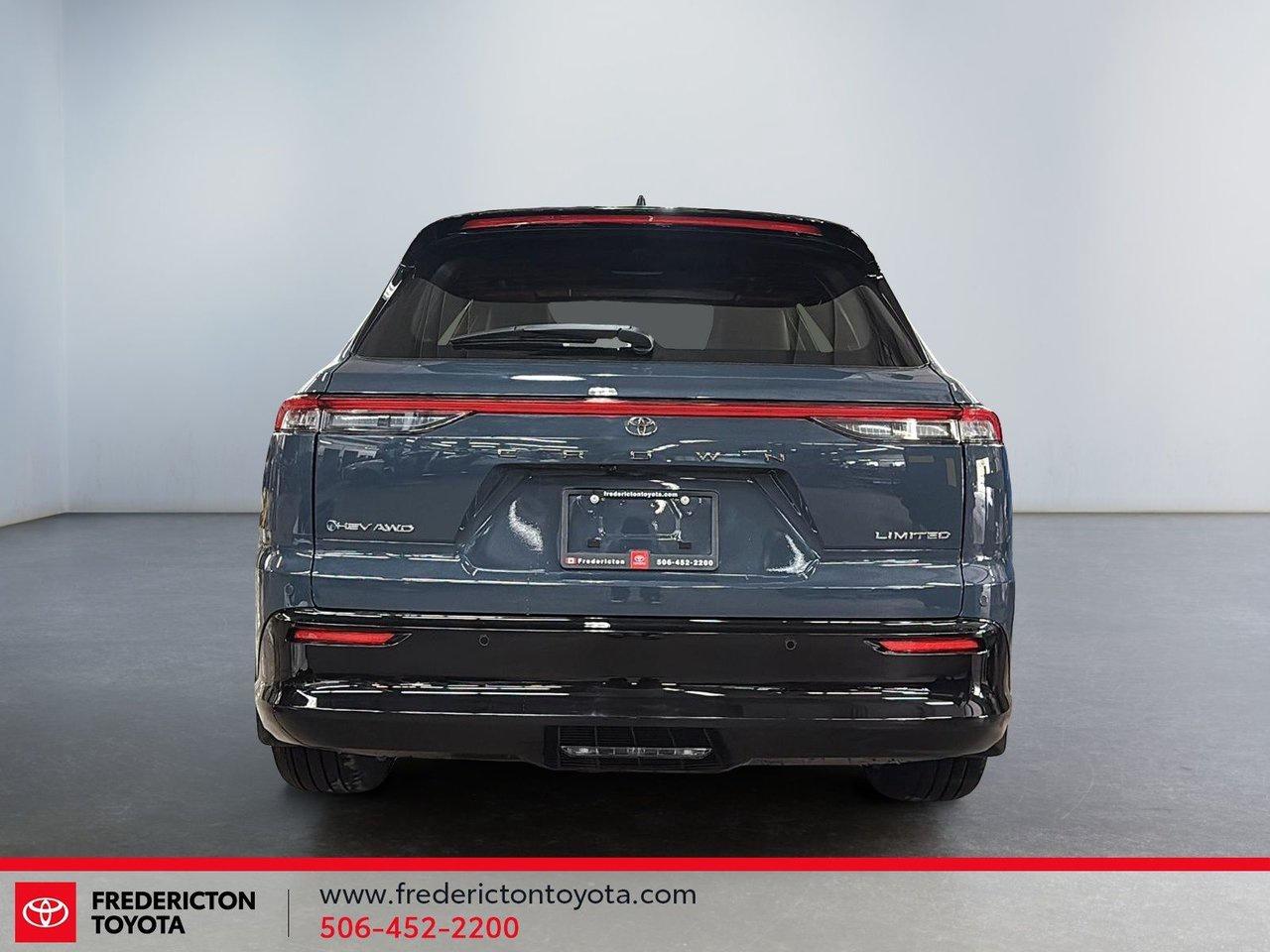 2025 Toyota Crown Signia Limited Photo2