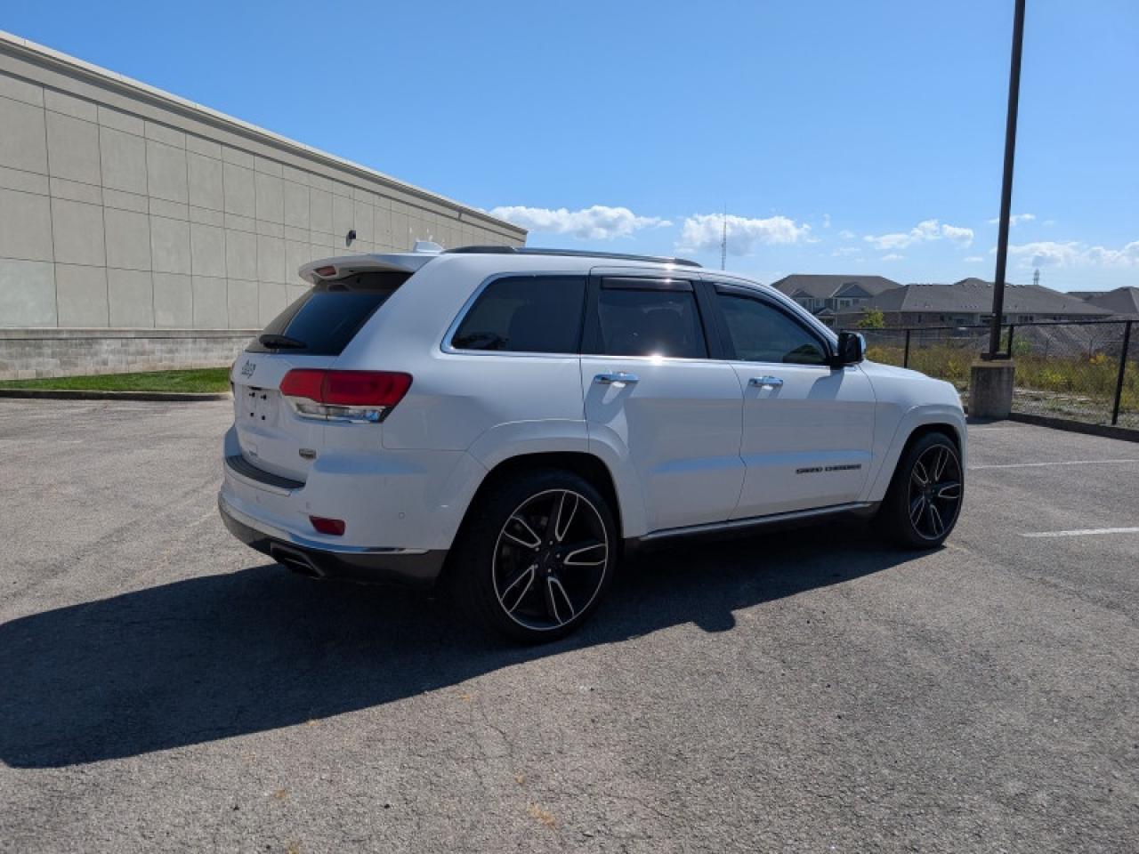 2018 Jeep Grand Cherokee Summit  **PREMIUM ALLOY WHEELS** Photo4