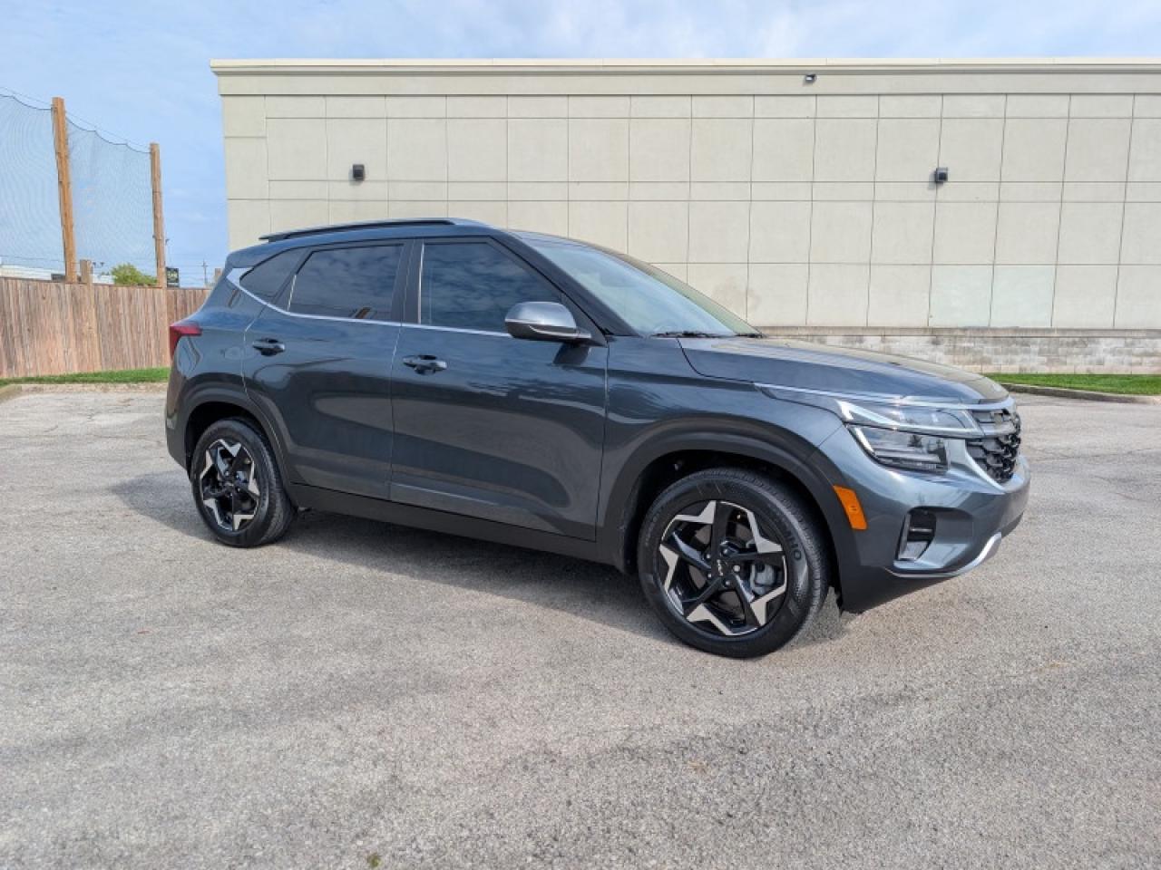 2024 Kia Seltos EX Premium  **SUNROOF - PWR GATE** Photo