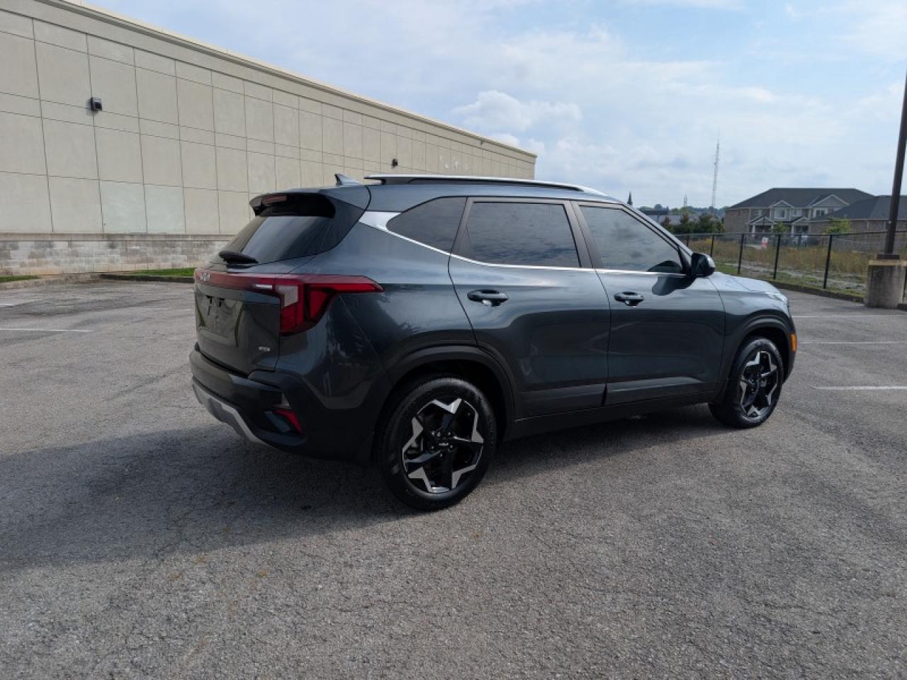 2024 Kia Seltos EX Premium  **SUNROOF - PWR GATE** Photo
