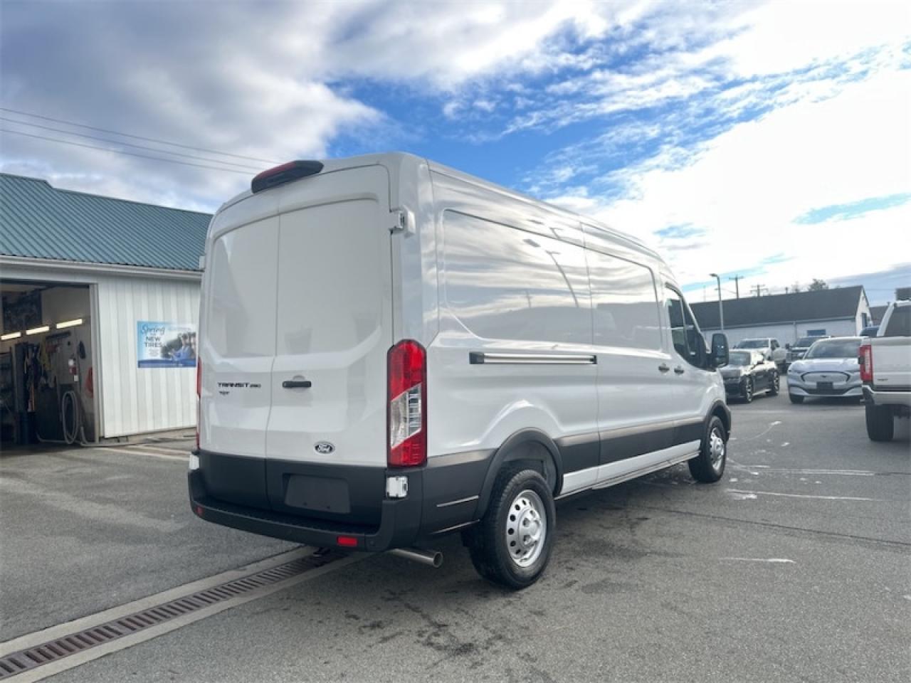 2026 Ford Transit Cargo Van T-250 148 Med Roof Photo4