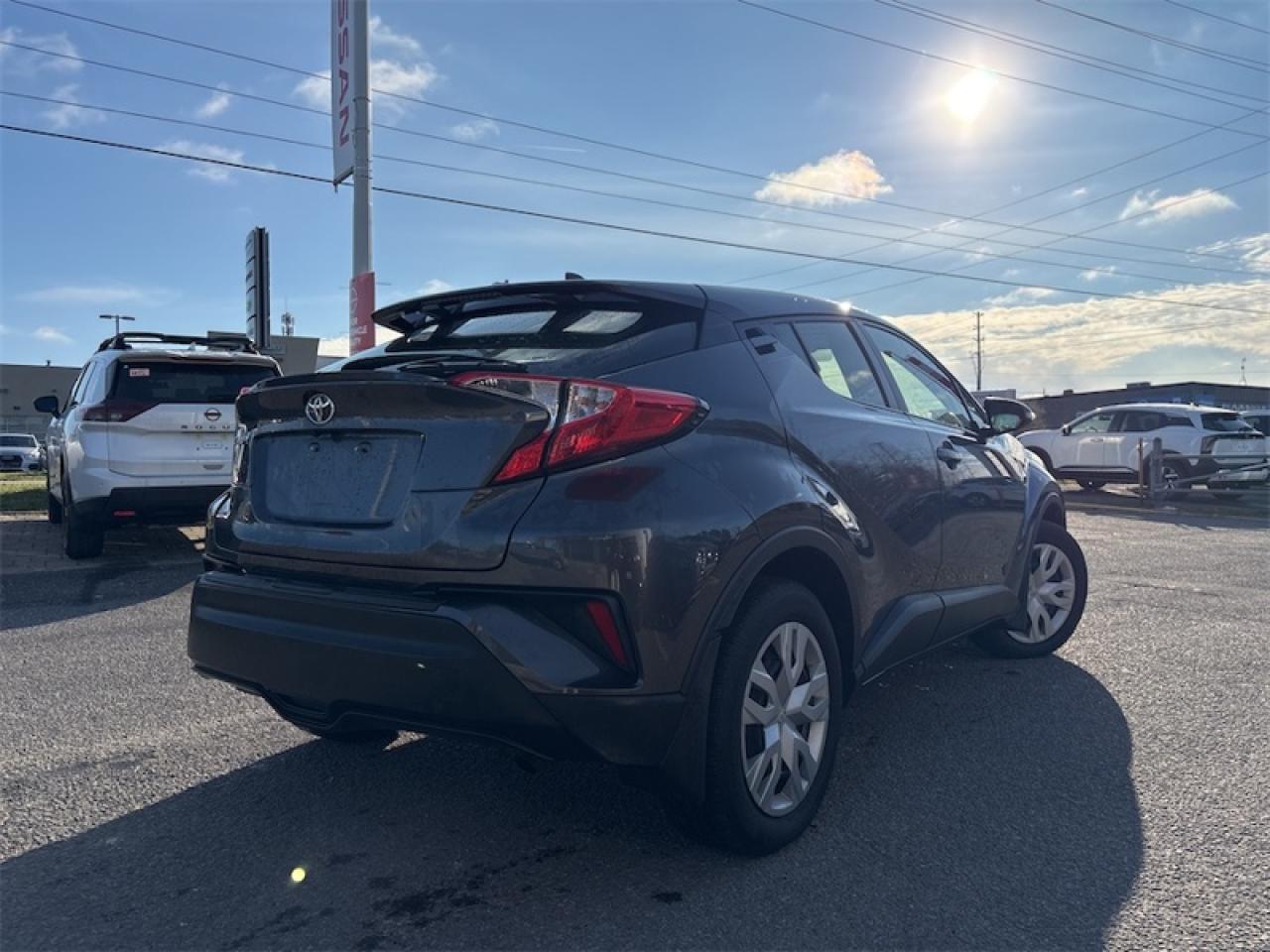 2022 Toyota C-HR LE  CLEAN CARFAX Photo4