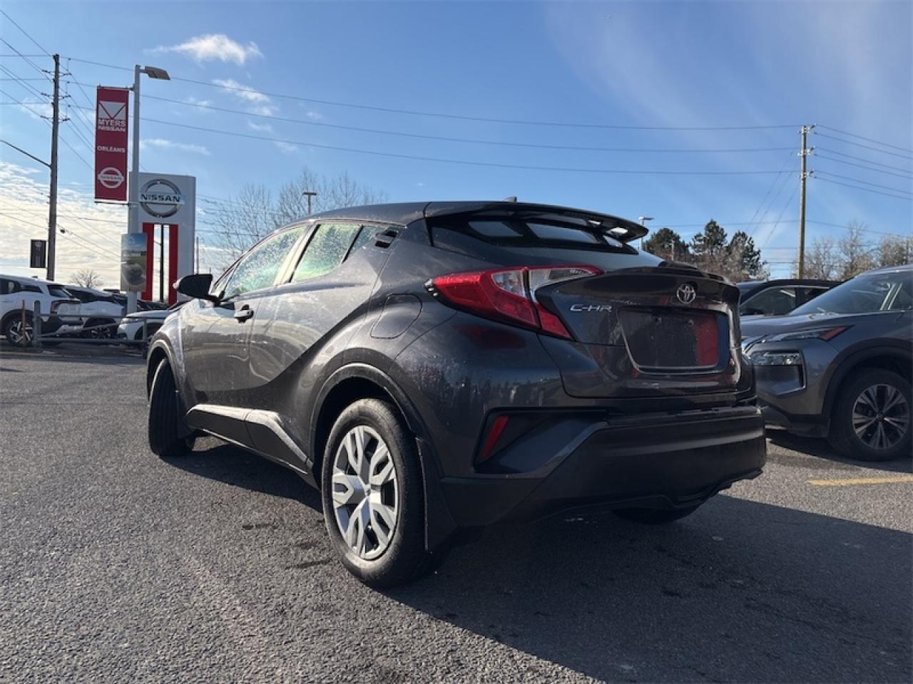 2022 Toyota C-HR LE  CLEAN CARFAX Photo2