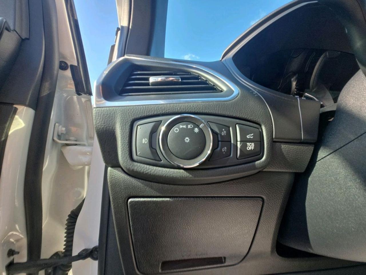 2022 Ford Edge Titanium Photo5