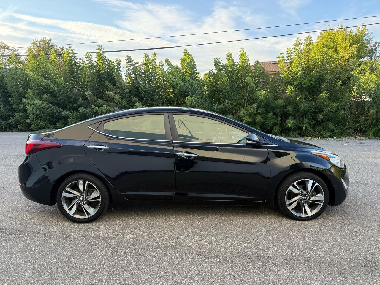 2016 Hyundai Elantra 4dr Sdn Auto Limited Photo3