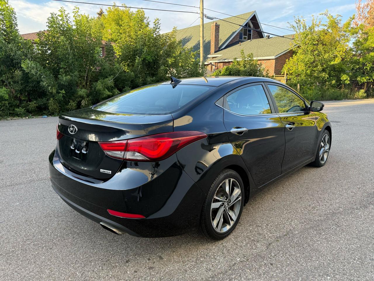 2016 Hyundai Elantra 4dr Sdn Auto Limited Photo4