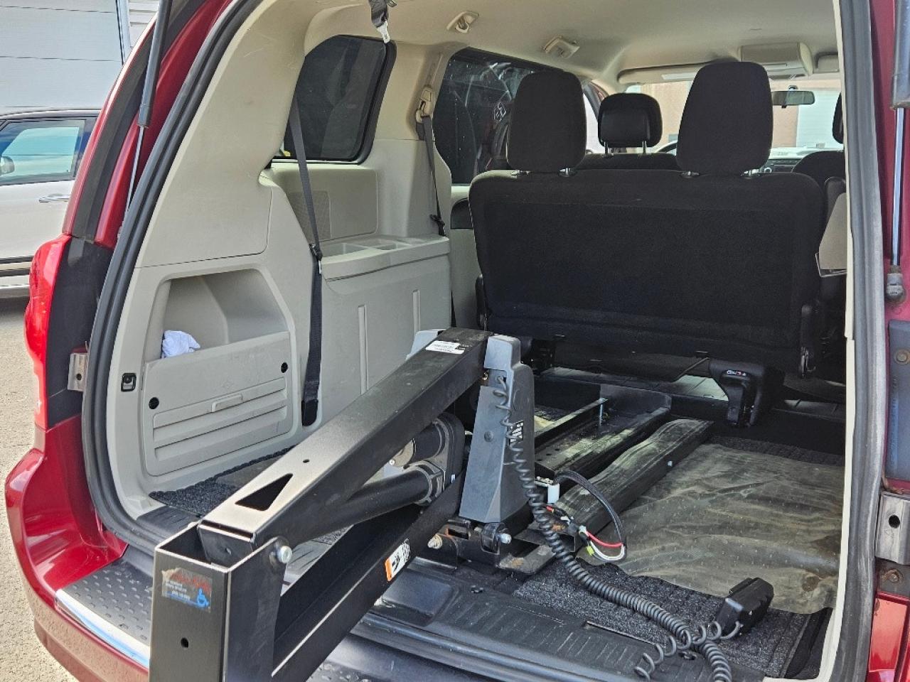 2016 Dodge Grand Caravan SHOPRIDER CART & POWER LIFT ACCESIBILITY Photo3