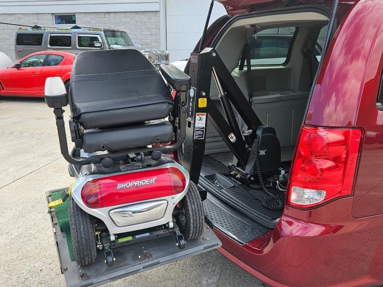 2016 Dodge Grand Caravan SHOPRIDER CART & POWER LIFT ACCESIBILITY Photo