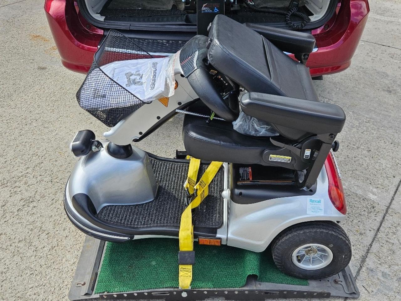 2016 Dodge Grand Caravan SHOPRIDER CART & POWER LIFT ACCESIBILITY Photo2