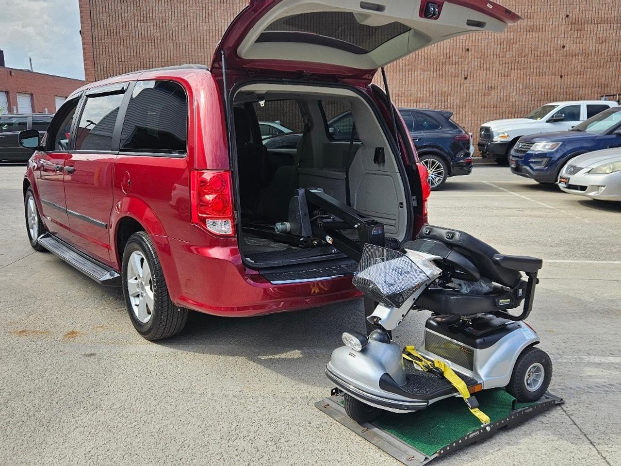 2016 Dodge Grand Caravan SHOPRIDER CART & POWER LIFT ACCESIBILITY Photo