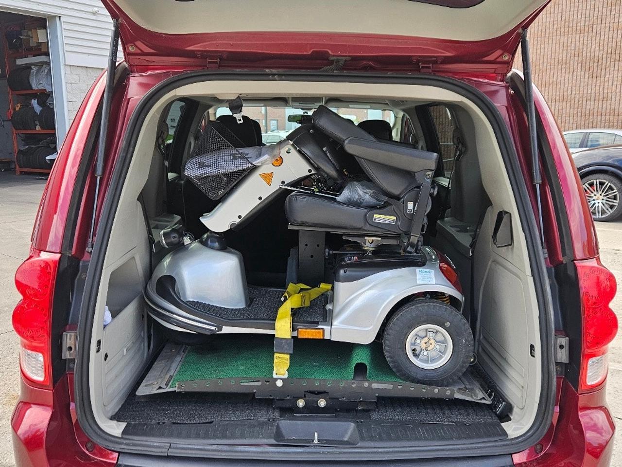 2016 Dodge Grand Caravan SHOPRIDER CART & POWER LIFT ACCESIBILITY Photo