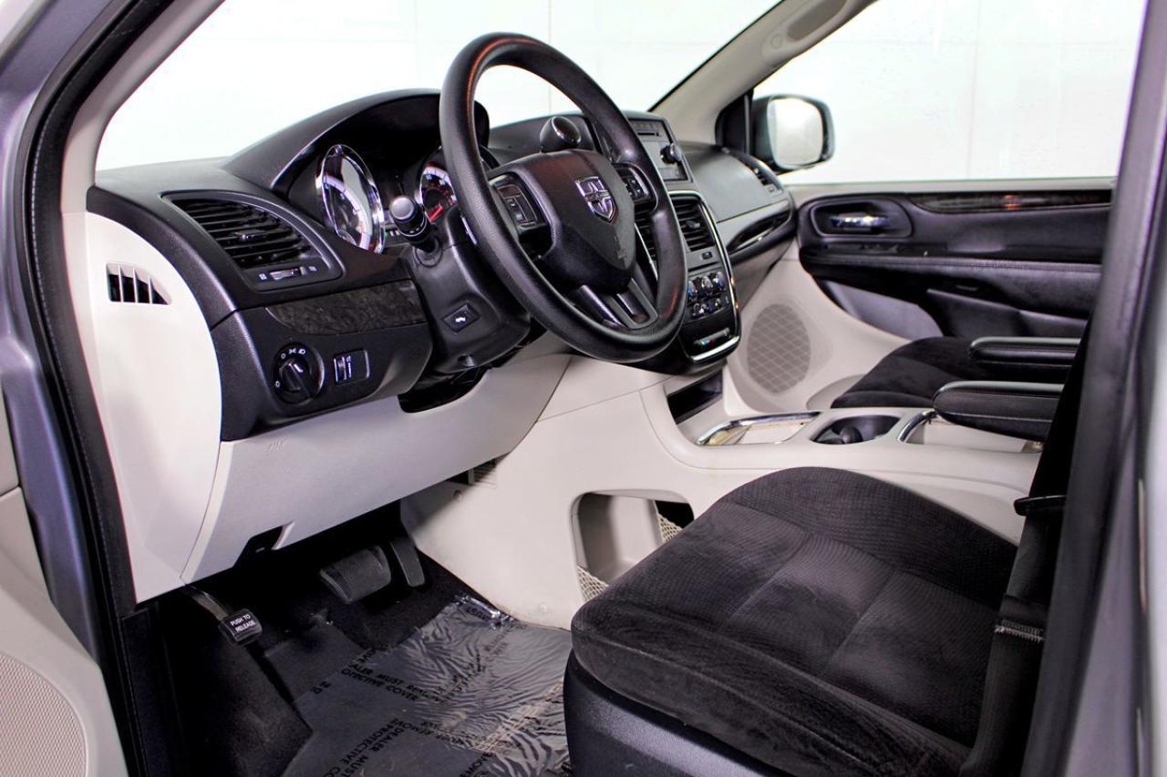 2014 Dodge Grand Caravan SE/ ONE OWNER / NO ACCIDENT / WELL MAINTAINED / - Photo #2