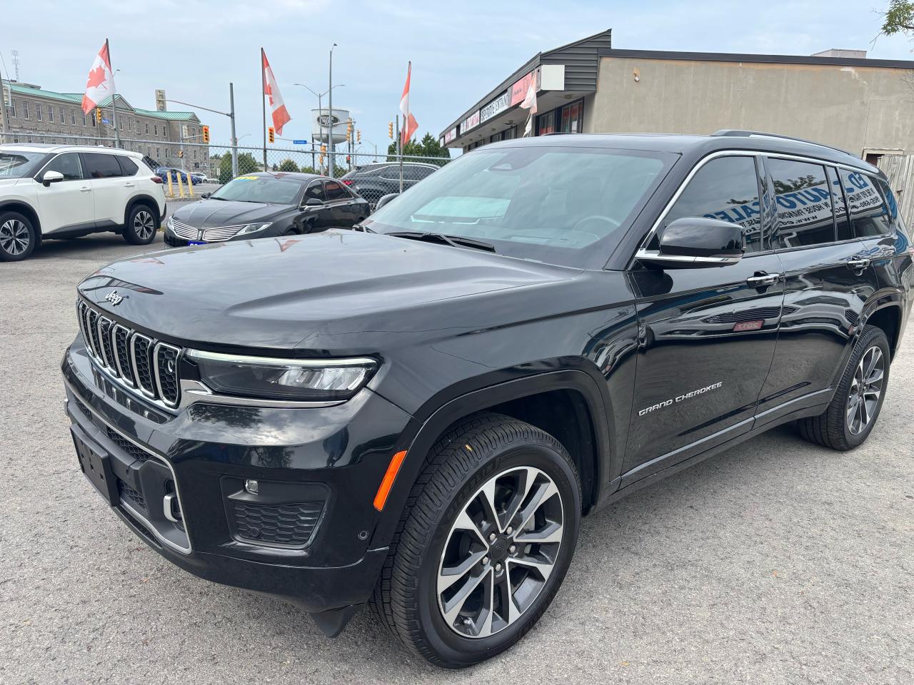 2023 Jeep Grand Cherokee Overland, Panoramic roof, Top of the line options - Photo #3
