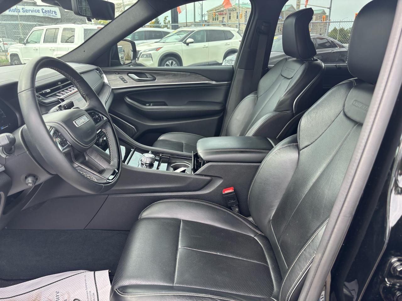 2023 Jeep Grand Cherokee Overland, Panoramic roof, Top of the line options - Photo #18
