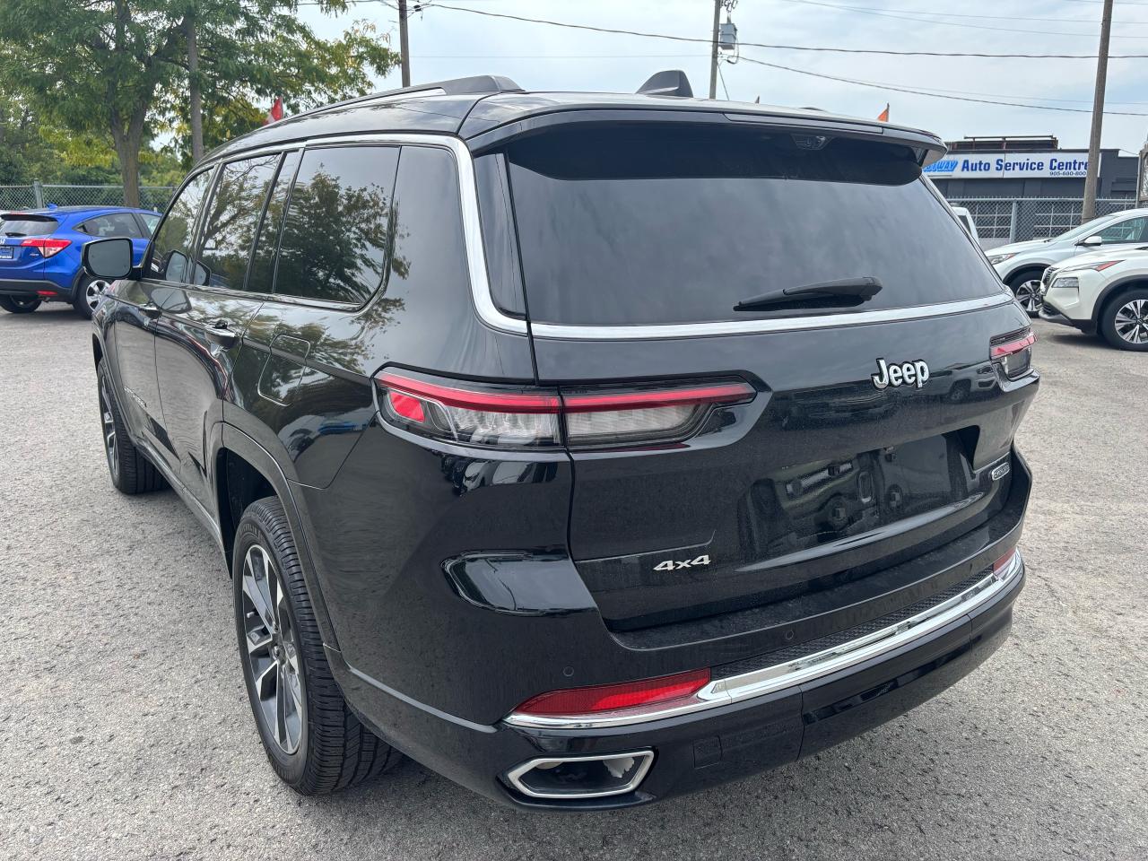 2023 Jeep Grand Cherokee Overland, Panoramic roof, Top of the line options - Photo #6