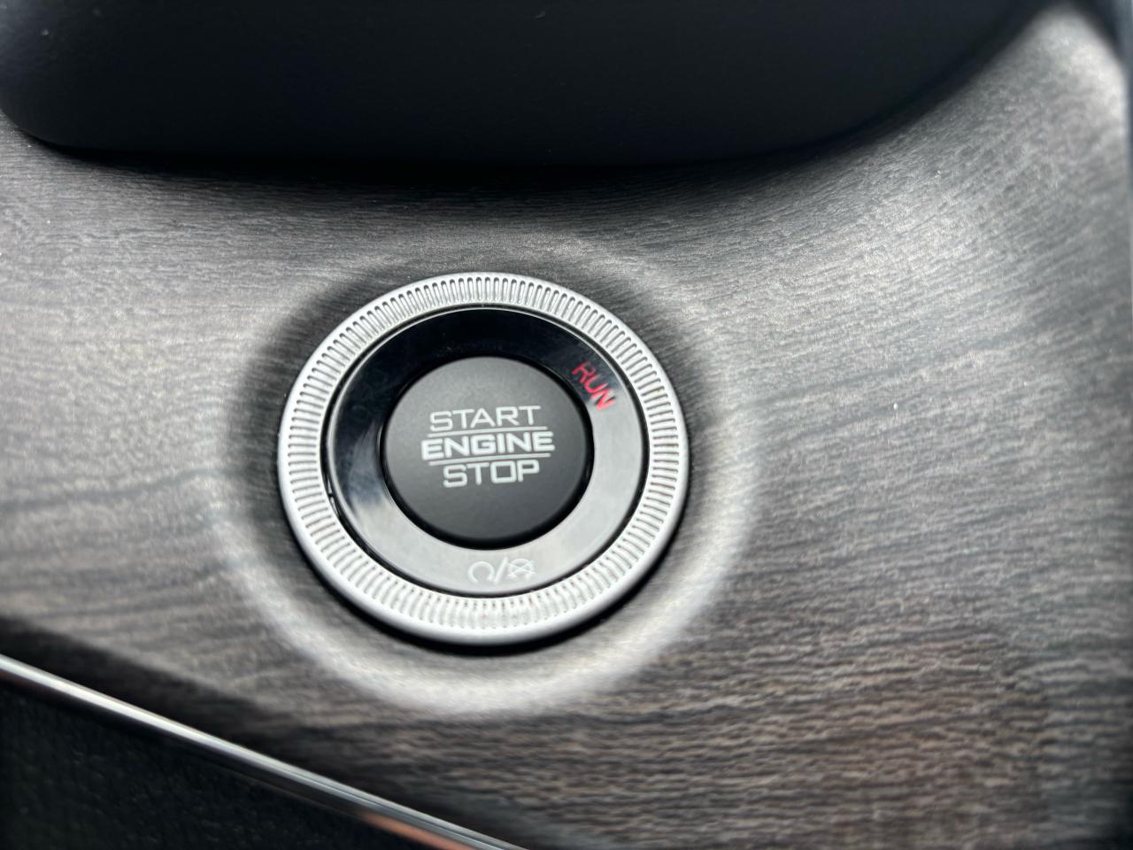 2023 Jeep Grand Cherokee Overland, Panoramic roof, Top of the line options - Photo #26