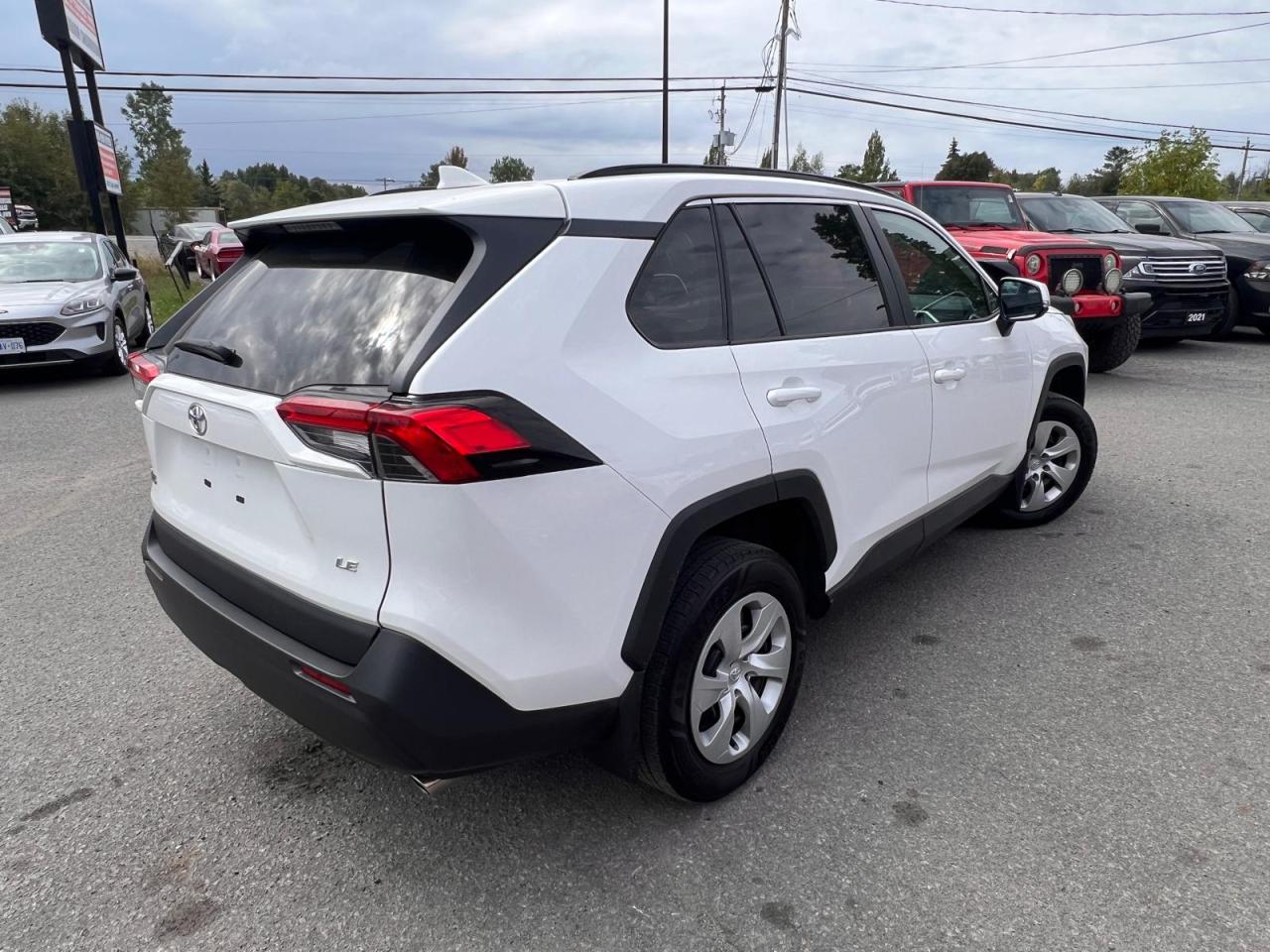 2020 Toyota RAV4 LE Photo4