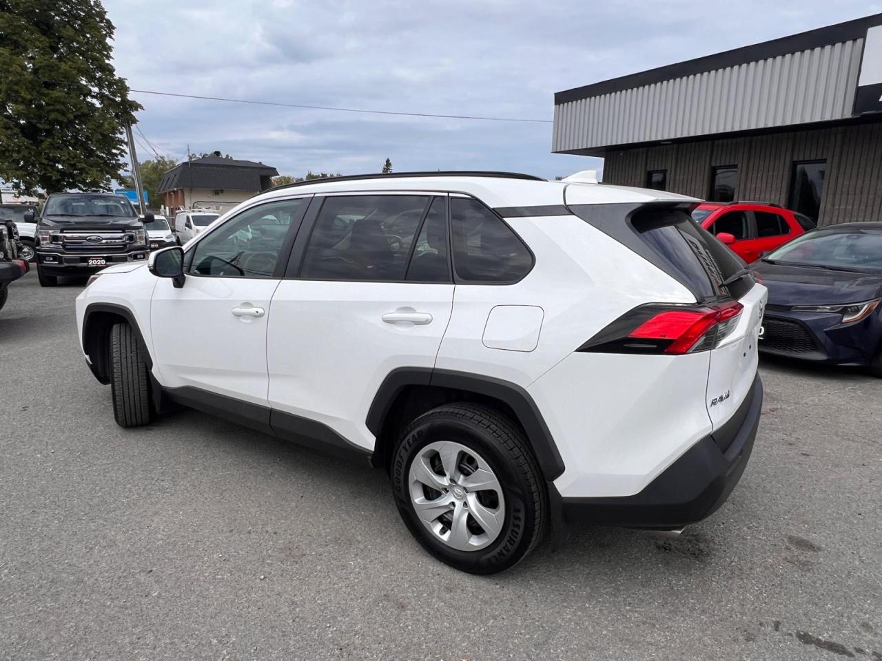 2020 Toyota RAV4 LE Photo2