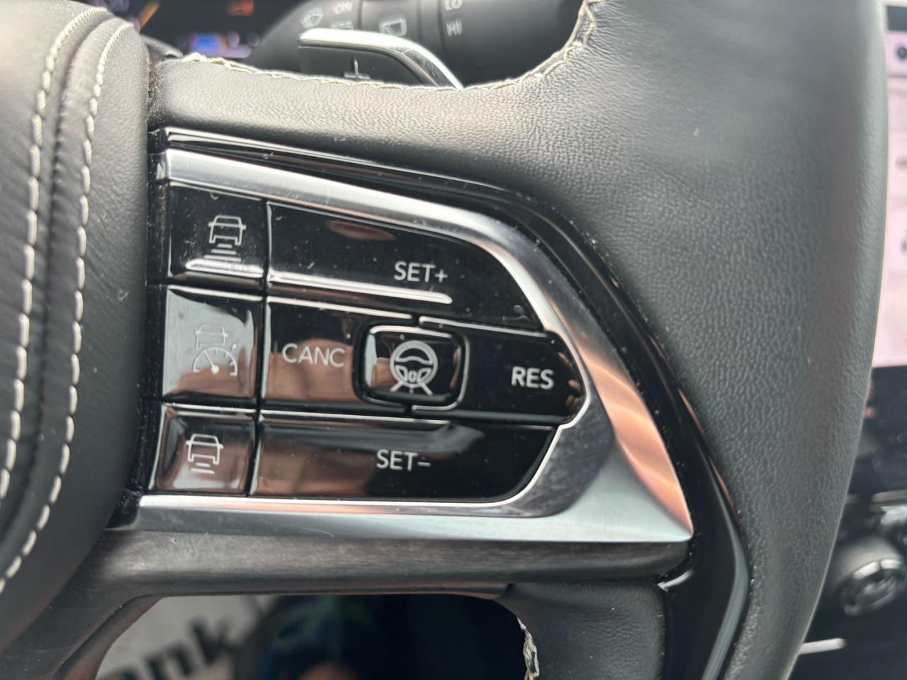 2023 Jeep Grand Cherokee Overland, Panoramic roof, Top of the line options