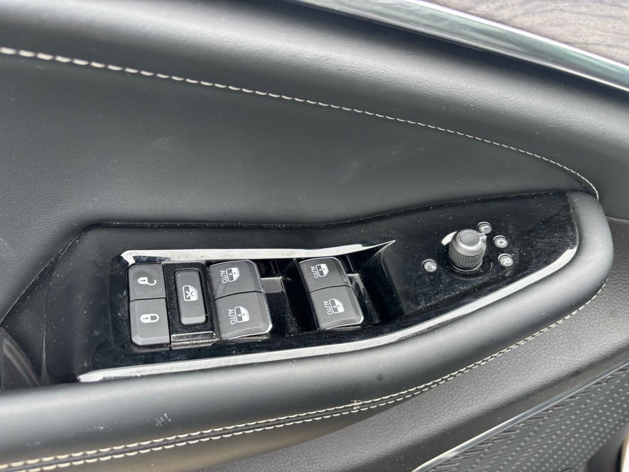 2023 Jeep Grand Cherokee Overland, Panoramic roof, Top of the line options