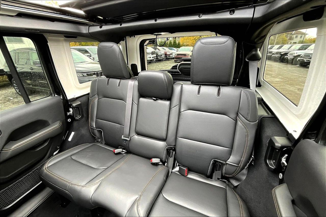 2026 Jeep Wrangler SAHARA | Sky-Top | Leather | Tow Pkg | 18" Wheels Photo