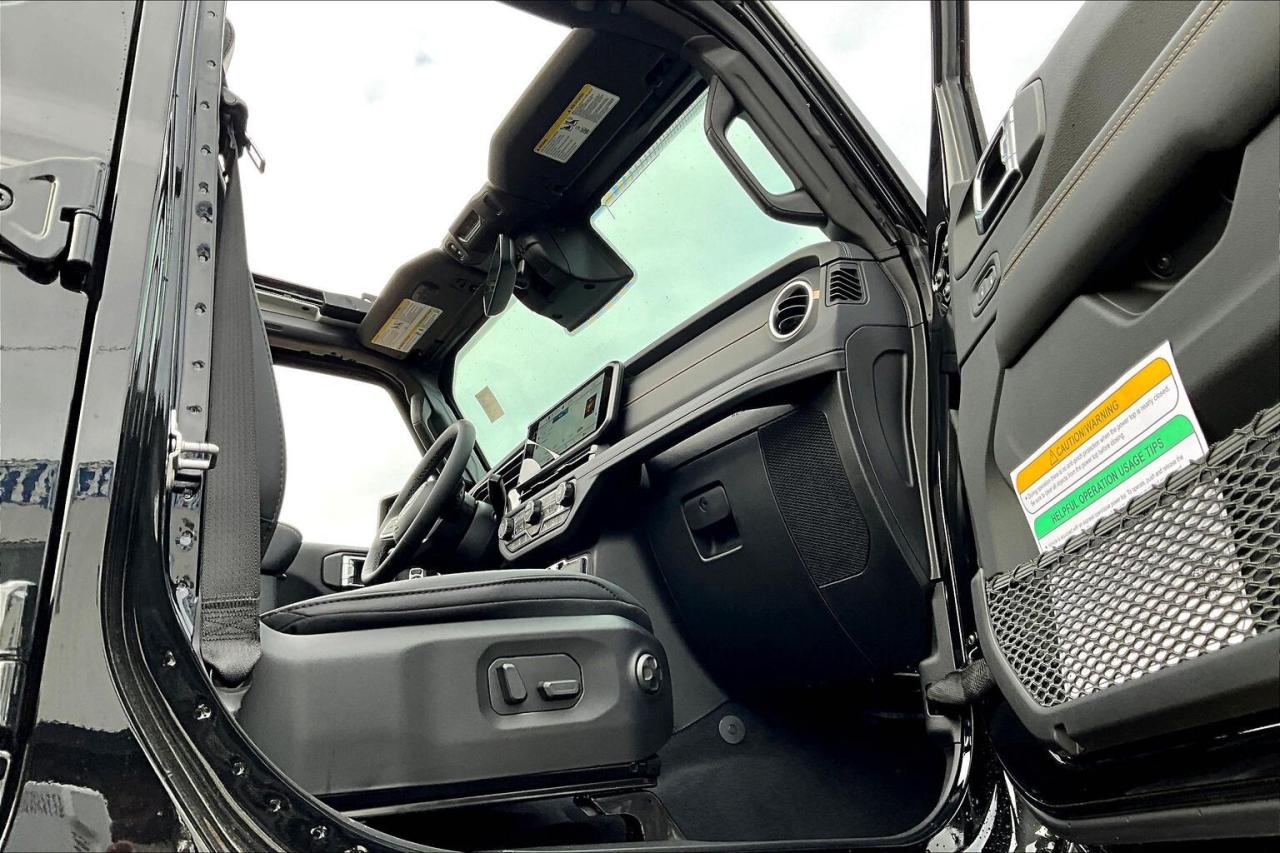 2026 Jeep Wrangler SAHARA | Sky-Top | Leather | Tow Pkg | 18" Wheels Photo