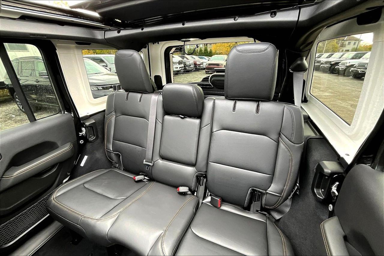 2026 Jeep Wrangler SAHARA | Sky-Top | Leather | Tow Pkg | 18" Wheels Photo