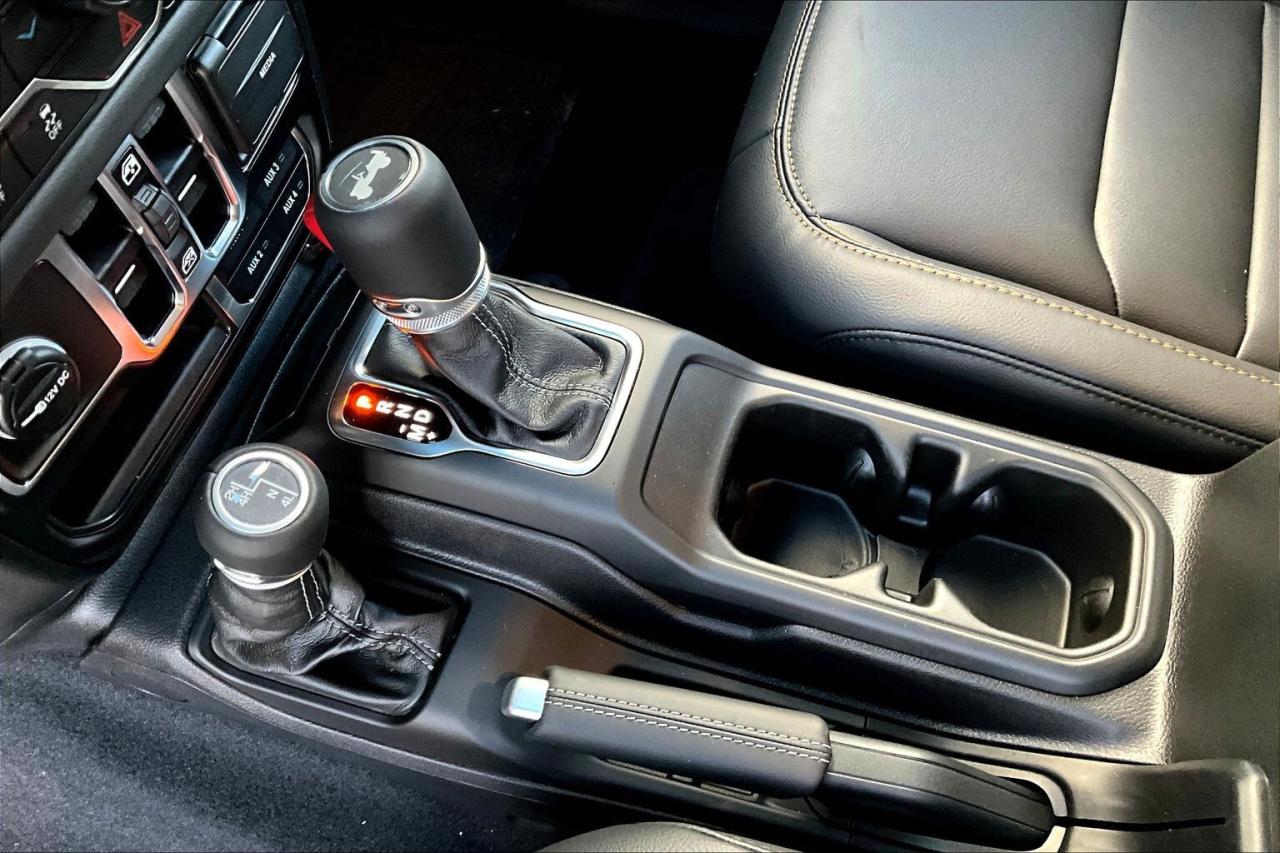 2026 Jeep Wrangler SAHARA | Sky-Top | Leather | Tow Pkg | 18" Alloys Photo