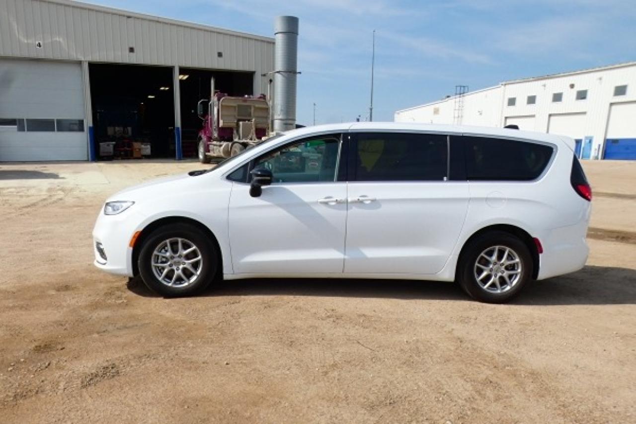 2024 Chrysler Pacifica Touring-L FWD w/Htd Leather, BUC - Photo #1