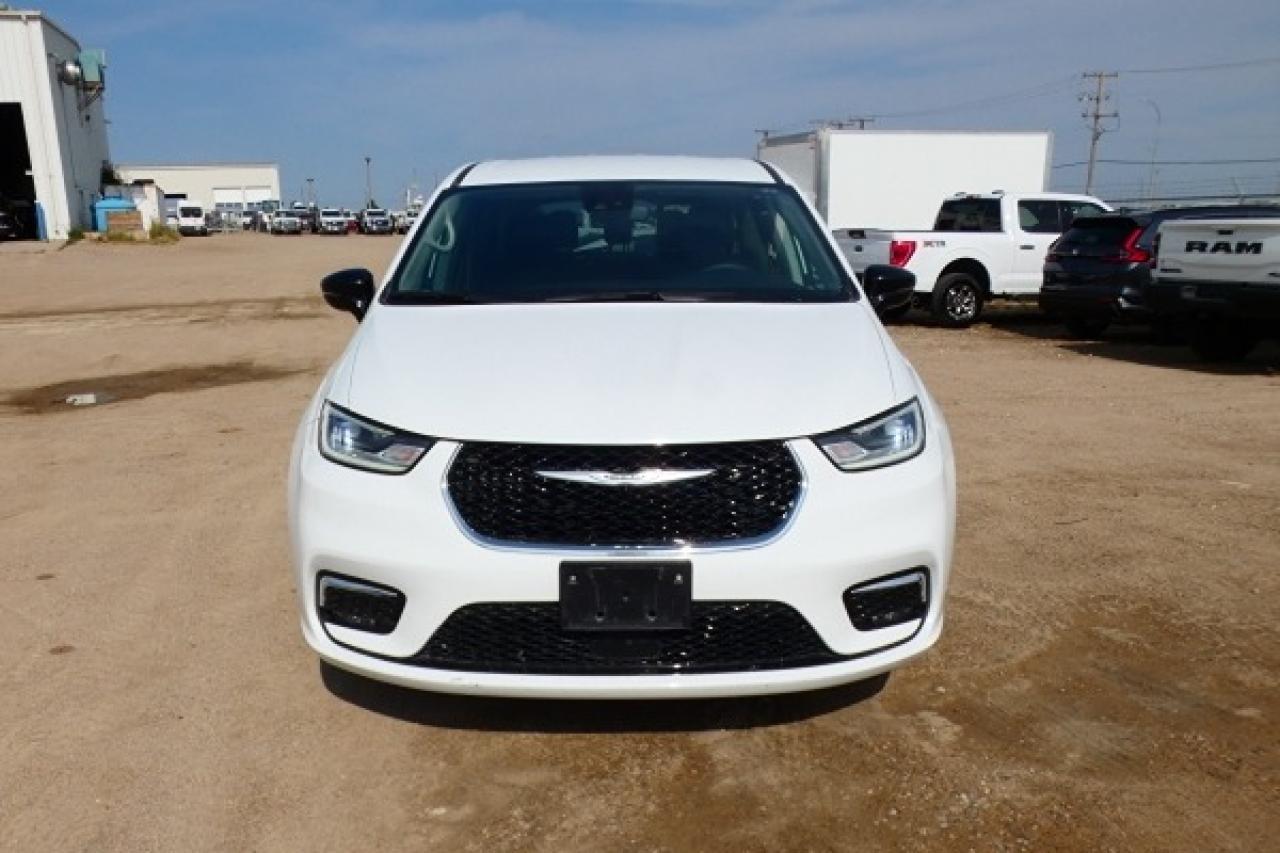 2024 Chrysler Pacifica Touring-L FWD w/Htd Leather, BUC - Photo #3