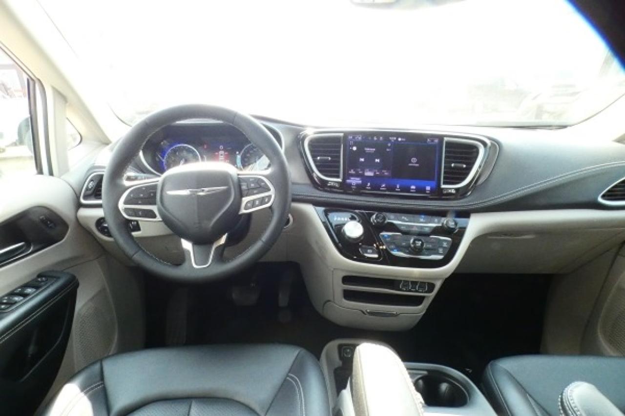 2024 Chrysler Pacifica Touring-L FWD w/Htd Leather, BUC - Photo #12