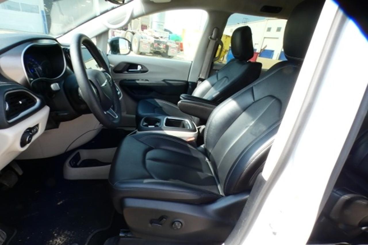 2024 Chrysler Pacifica Touring-L FWD w/Htd Leather, BUC - Photo #11
