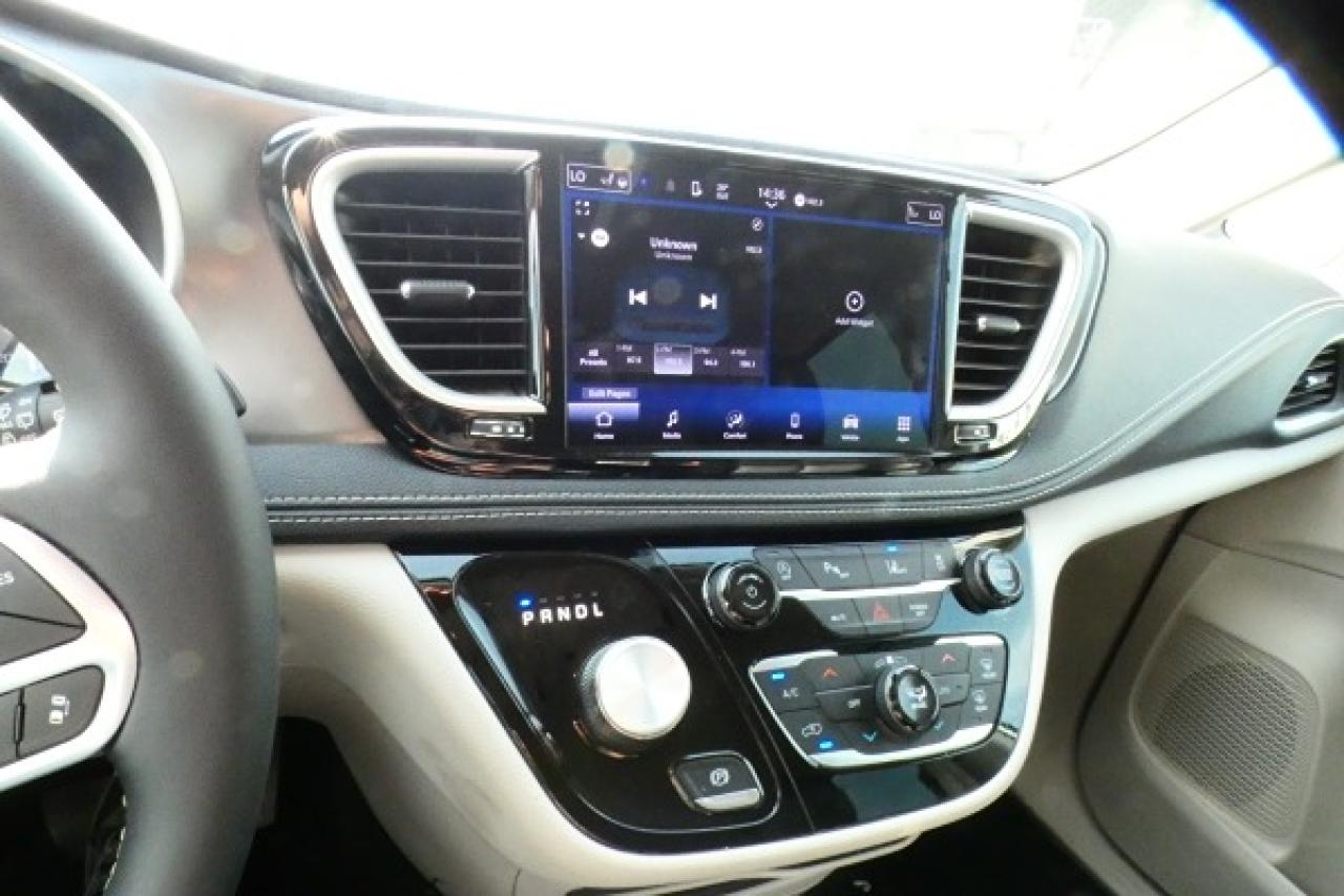 2024 Chrysler Pacifica Touring-L FWD w/Htd Leather, BUC - Photo #14