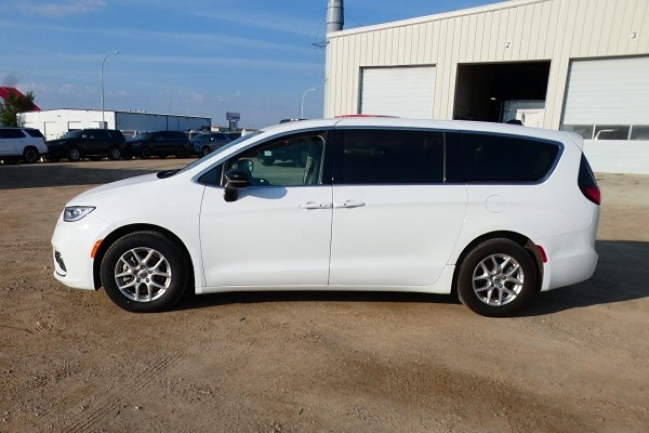 2024 Chrysler Pacifica Touring-L FWD w/Htd Leather, BUC - Photo #1