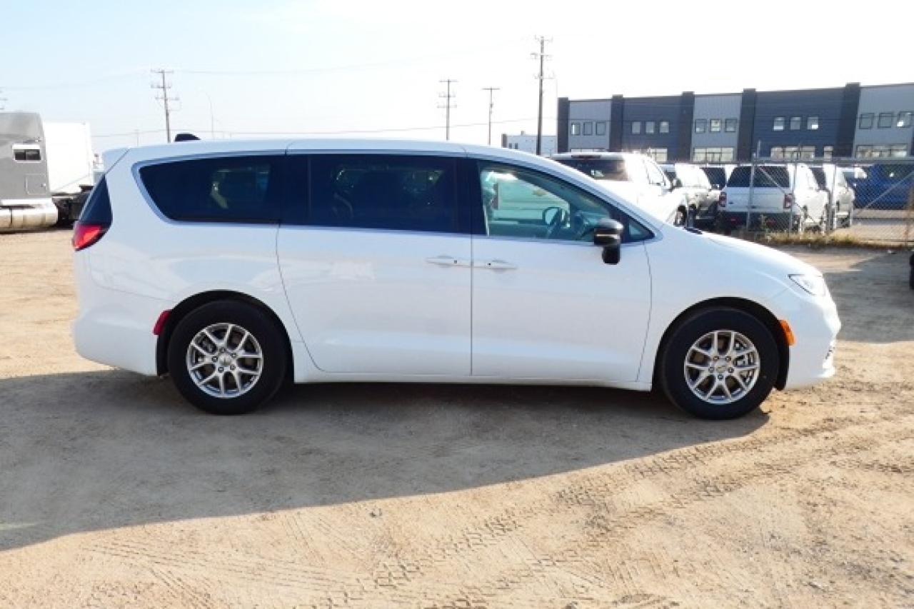 2024 Chrysler Pacifica Touring-L FWD w/Htd Leather, BUC - Photo #5