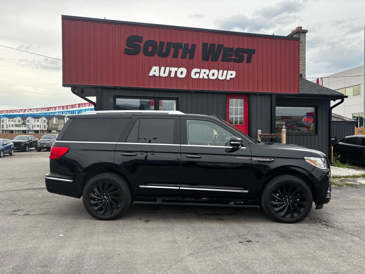 2021 Lincoln Navigator Reserve 4x4 - Photo #9