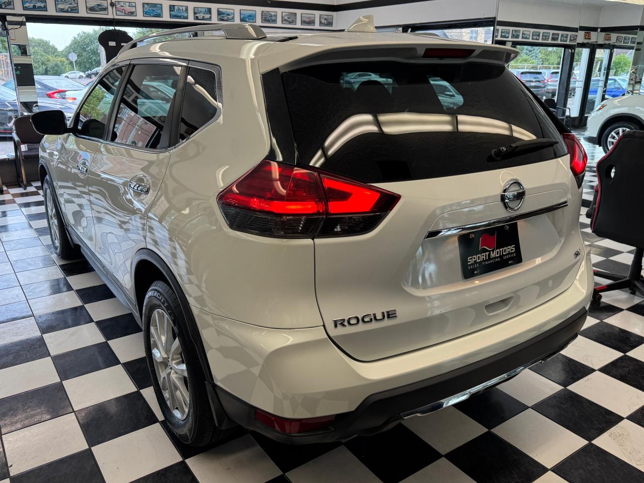 2017 Nissan Rogue SV+New Tires+Brakes+BSM+CLEAN CARFAX - Photo #5
