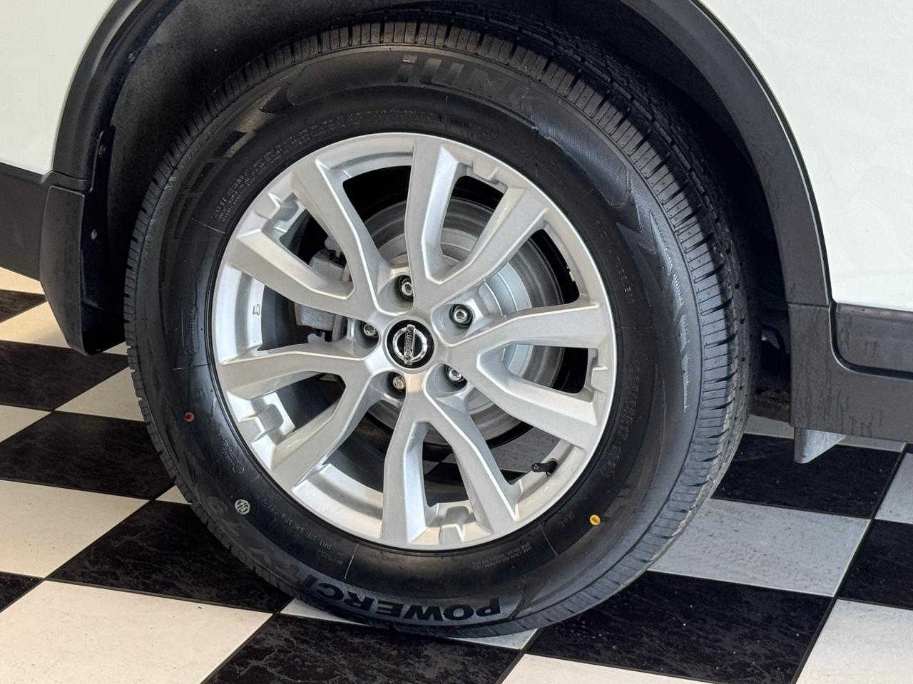 2017 Nissan Rogue SV+New Tires+Brakes+BSM+CLEAN CARFAX Photo120