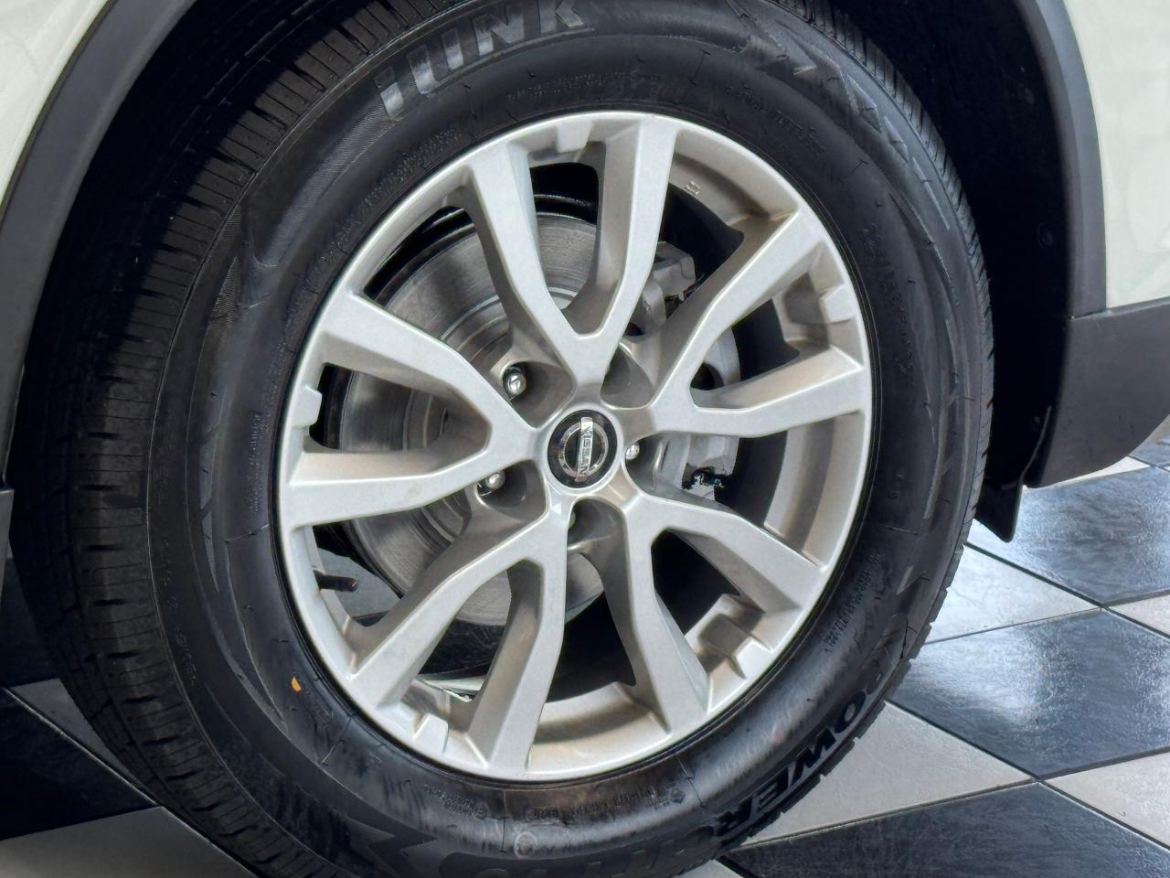 2017 Nissan Rogue SV+New Tires+Brakes+BSM+CLEAN CARFAX Photo121