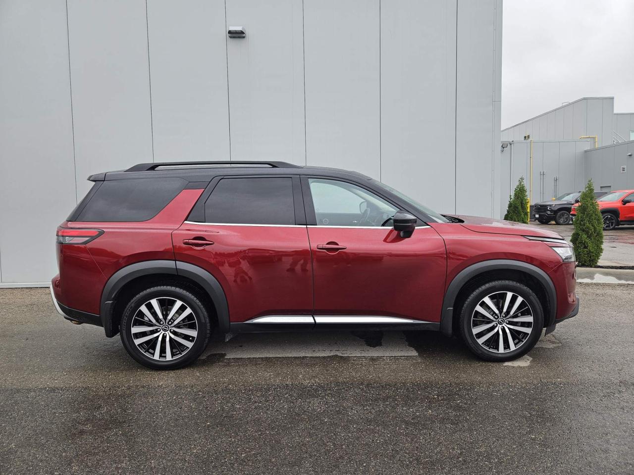 2023 Nissan Pathfinder Platinum Leather | Navigation | Moonroof | 7 Passenger | 20" Wheels Photo4