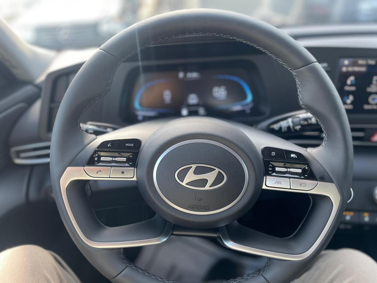 2025 Hyundai Elantra AUTO Preferred LIKE NEW NO ACCIDENT - Photo #15