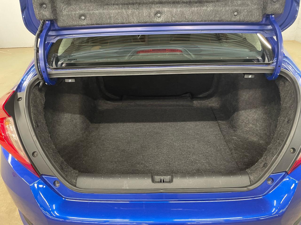 2017 Honda Civic 4dr Man LX Photo5