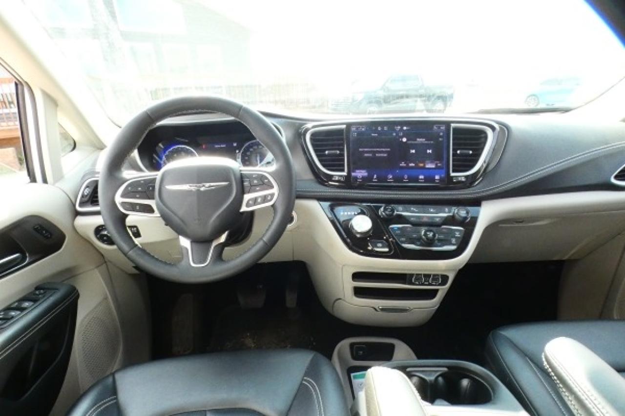 2024 Chrysler Pacifica Touring-L FWD w/Htd Leather, BUC - Photo #12