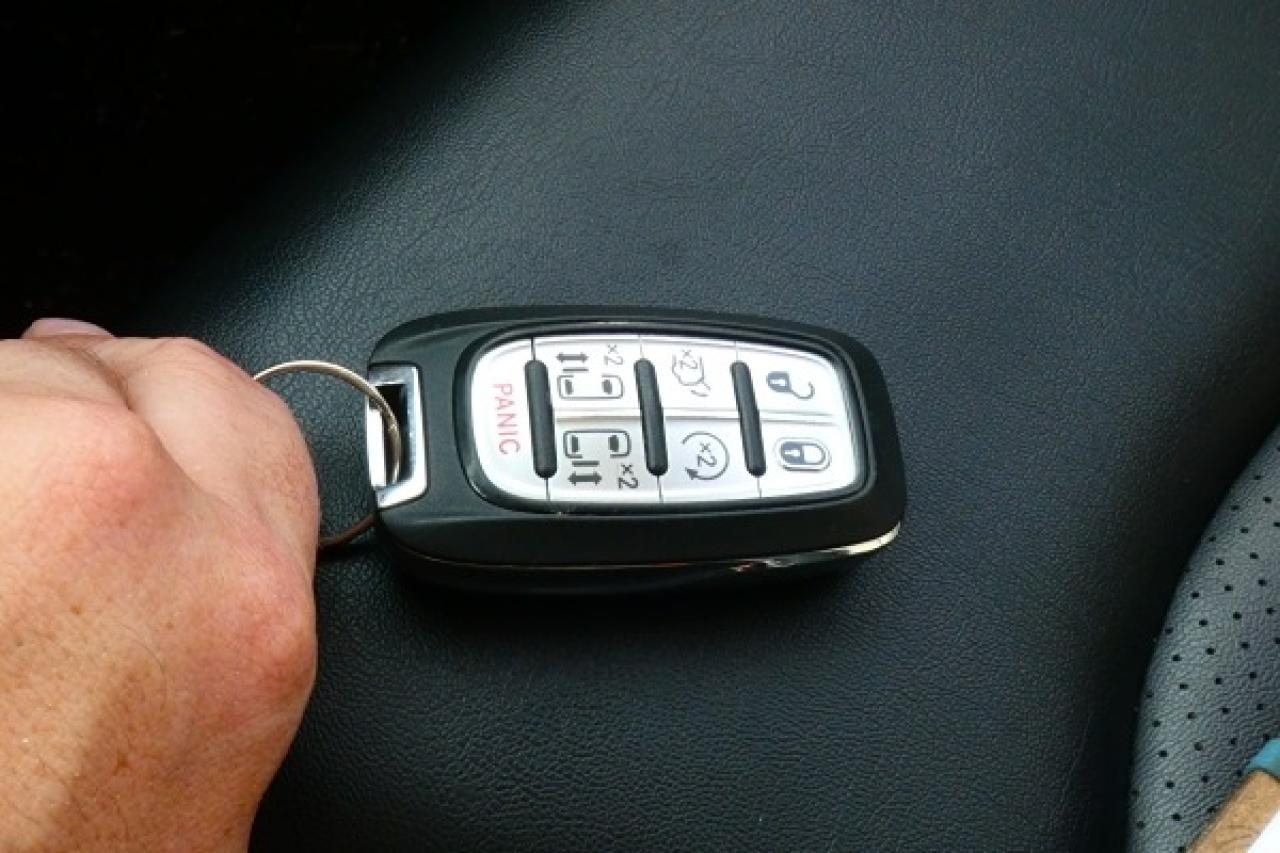 2024 Chrysler Pacifica Touring-L FWD w/Htd Leather, BUC - Photo #18